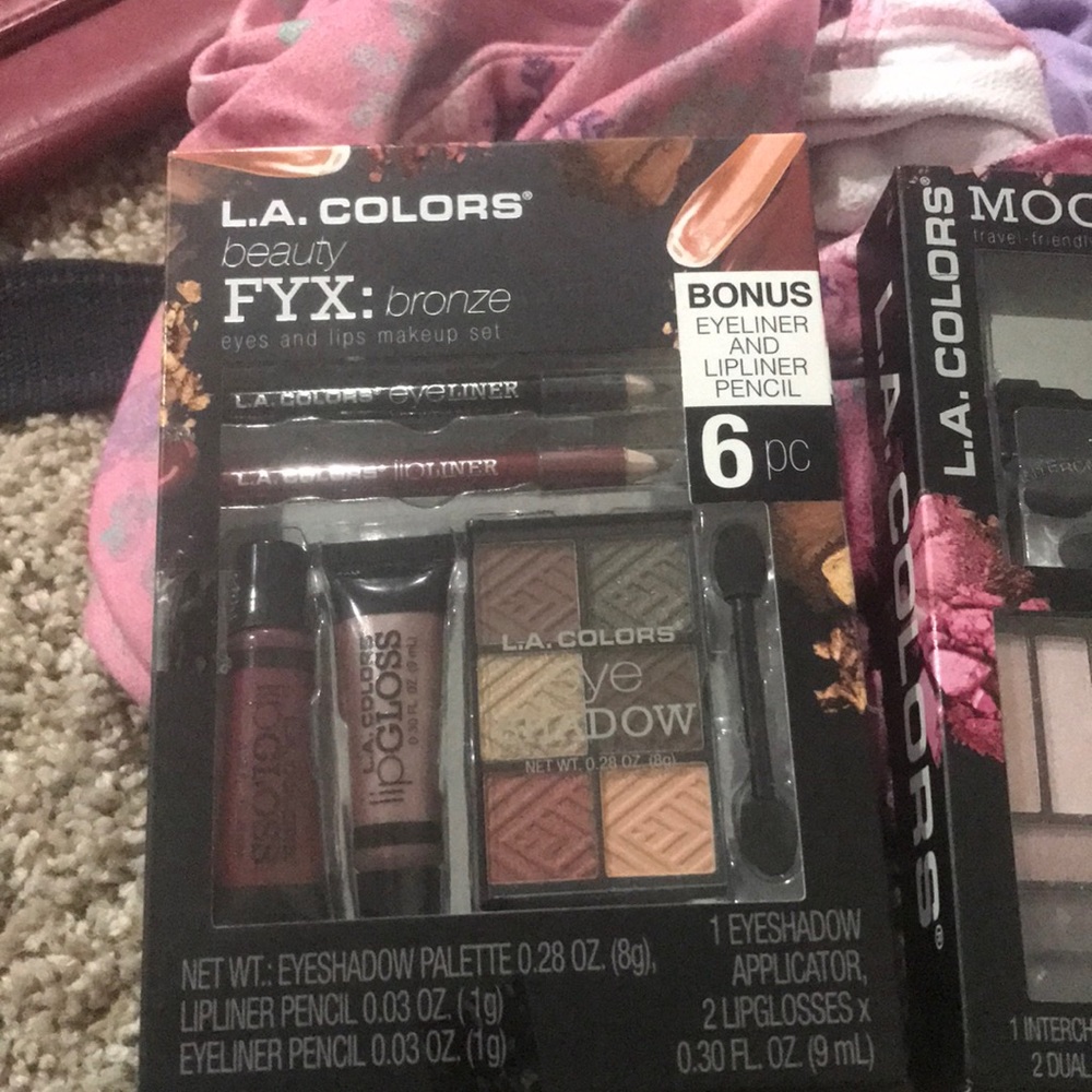2 la color boxes